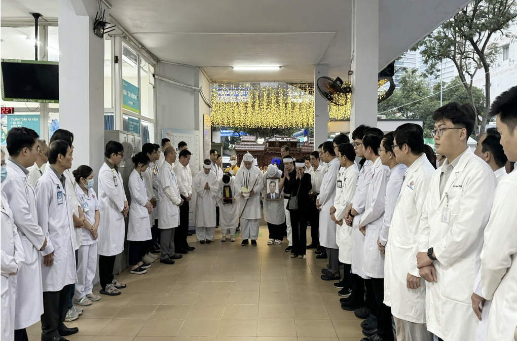 Hàng dài y bác sĩ ở TPHCM tiễn đưa vị Phó giáo sư đáng kính ngày cận Tết - 3