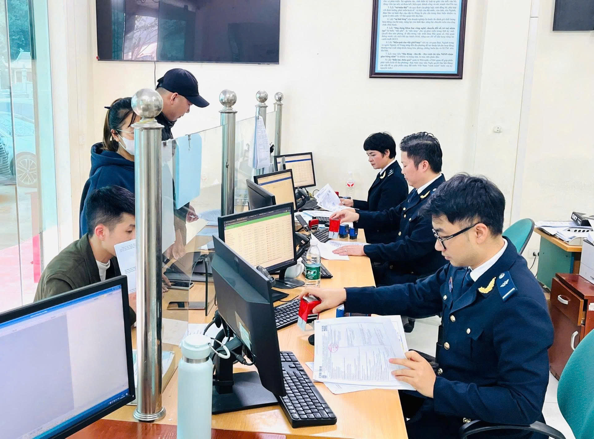 Hàng hóa ùn tắc nhanh chóng thông quan - Ảnh 1.