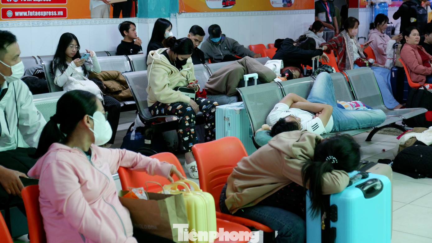 Trắng đêm ở bến xe Miền Tây: Hàng nghìn người chen chân chờ xe về quê đón Tết- Ảnh 1.