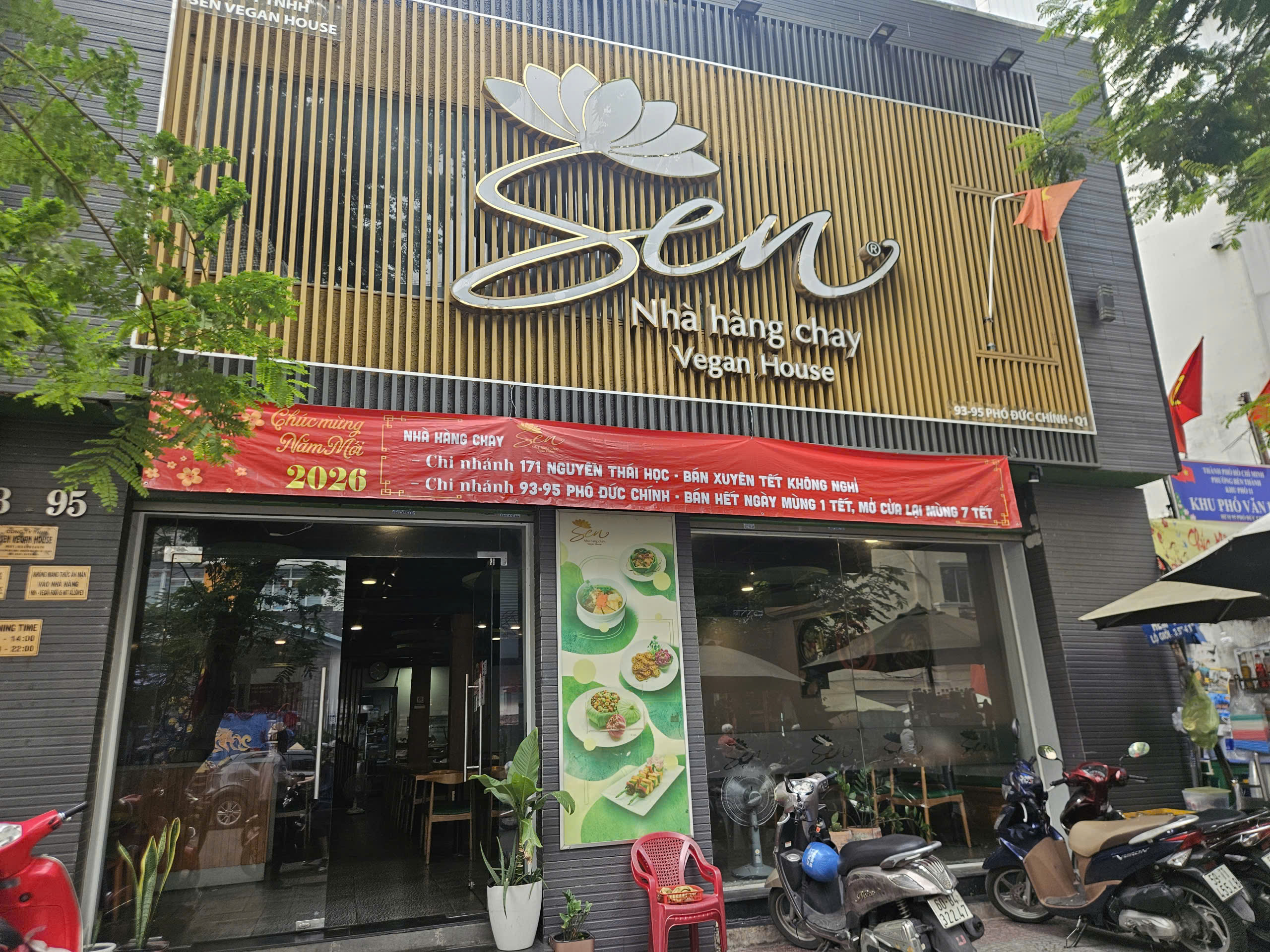 Hàng quán TPHCM bán xuyên Tết 2026: Nơi phụ thu 30 % , nơi không tăng giá - Ảnh 1. Hàng quán TPHCM bán xuyên Tết 2026: Nơi phụ thu 30 % , nơi không tăng giá - Ảnh 1.