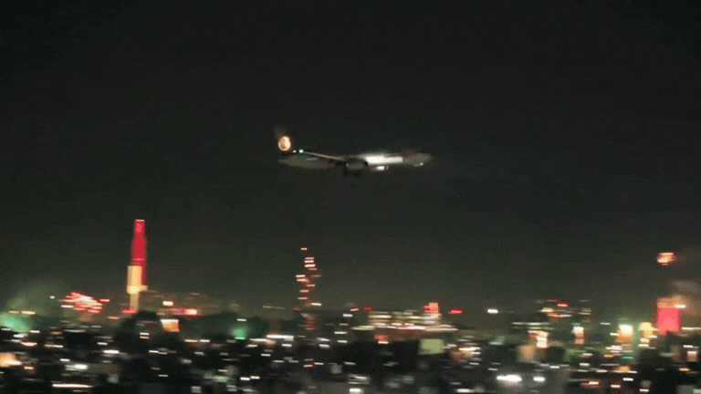 Hàng trăm hành khách vỡ òa trên chuyến bay hạnh phúc nhất Việt Nam dịp Tết Bính Ngọ khi chứng kiến phép màu lúc 0 giờ- Ảnh 1.