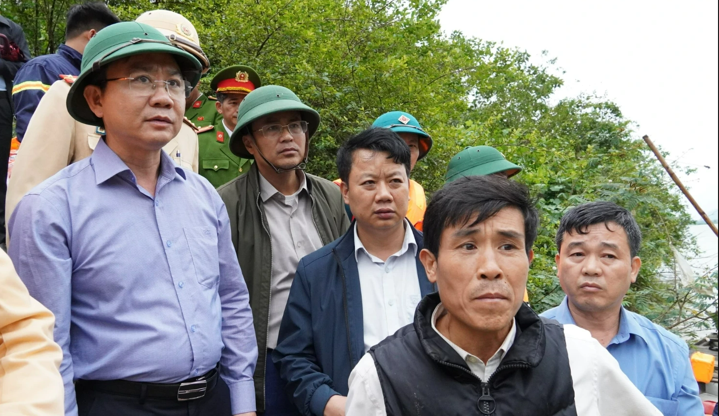 Hàng trăm người xuyên đêm tìm 2 nạn nhân mất tích vụ chìm thuyền trên sông Gianh- Ảnh 4. Hàng trăm người xuyên đêm tìm 2 nạn nhân mất tích vụ chìm thuyền trên sông Gianh- Ảnh 4.