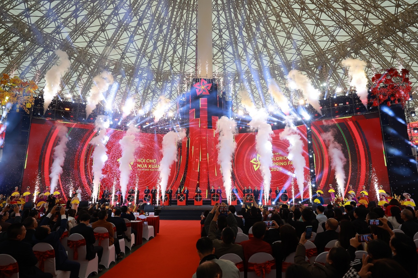 Hàng vạn du khách đổ về VEC trong ngày đầu khai mạc Hội chợ Mùa Xuân 2026- Ảnh 1.