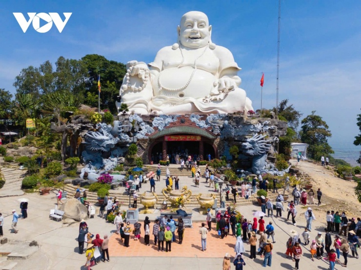 Ngay từ tờ mờ sáng, dòng người và phương tiện đã nối đuôi nhau hướng về vùng núi thiêng, tạo nên bầu không khí nhộn nhịp đặc trưng của những ngày đầu năm mới. Sau thời khắc sum họp bên gia đình, nhiều người chọn nơi đây làm điểm đến đầu tiên trong hành trình du xuân, cầu mong một năm an lành.