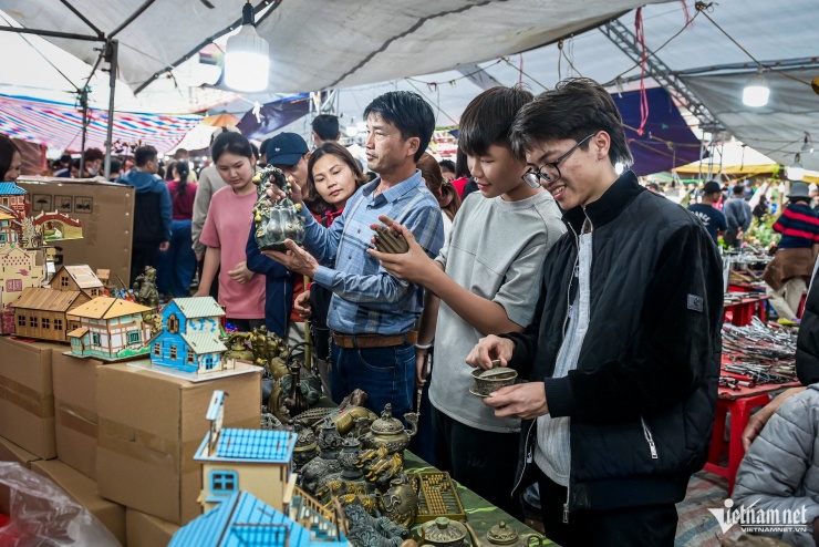 Hàng vạn người đổ về chợ Viềng mua bán cầu may 1 Hàng vạn người đổ về chợ Viềng mua bán cầu may - 1