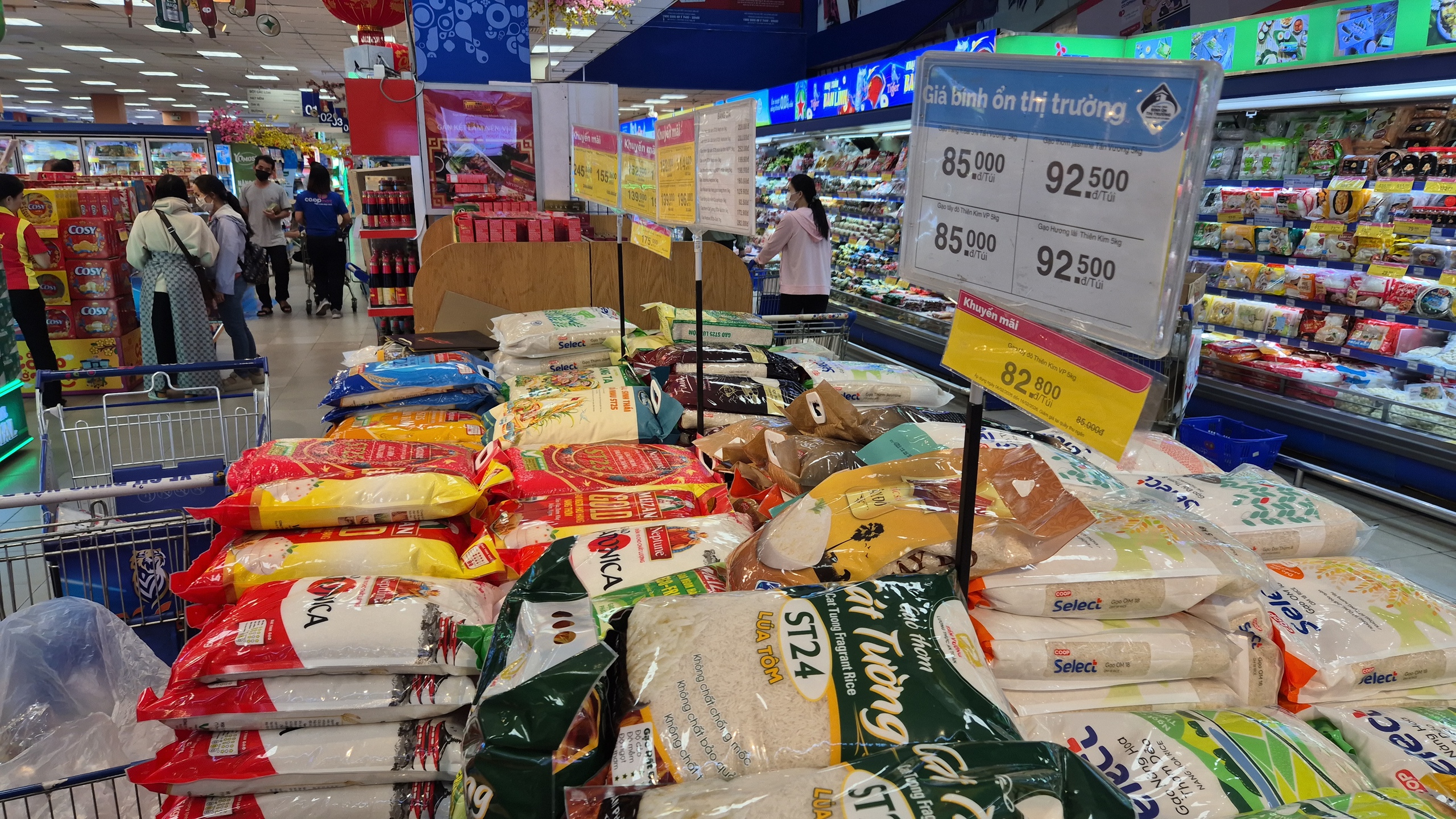 Chợ 29 Tết 2026: Hàng hóa khan hiếm , siêu thị mở cửa đến 20 giờ đêm - Ảnh 3. Chợ 29 Tết 2026: Hàng hóa khan hiếm , siêu thị mở cửa đến 20 giờ đêm - Ảnh 3.