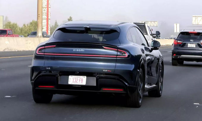 Xe điện Xiaomi YU7 Max với biển số của một nhà sản xuất chạy trên đường cao tốc ở Illinois.