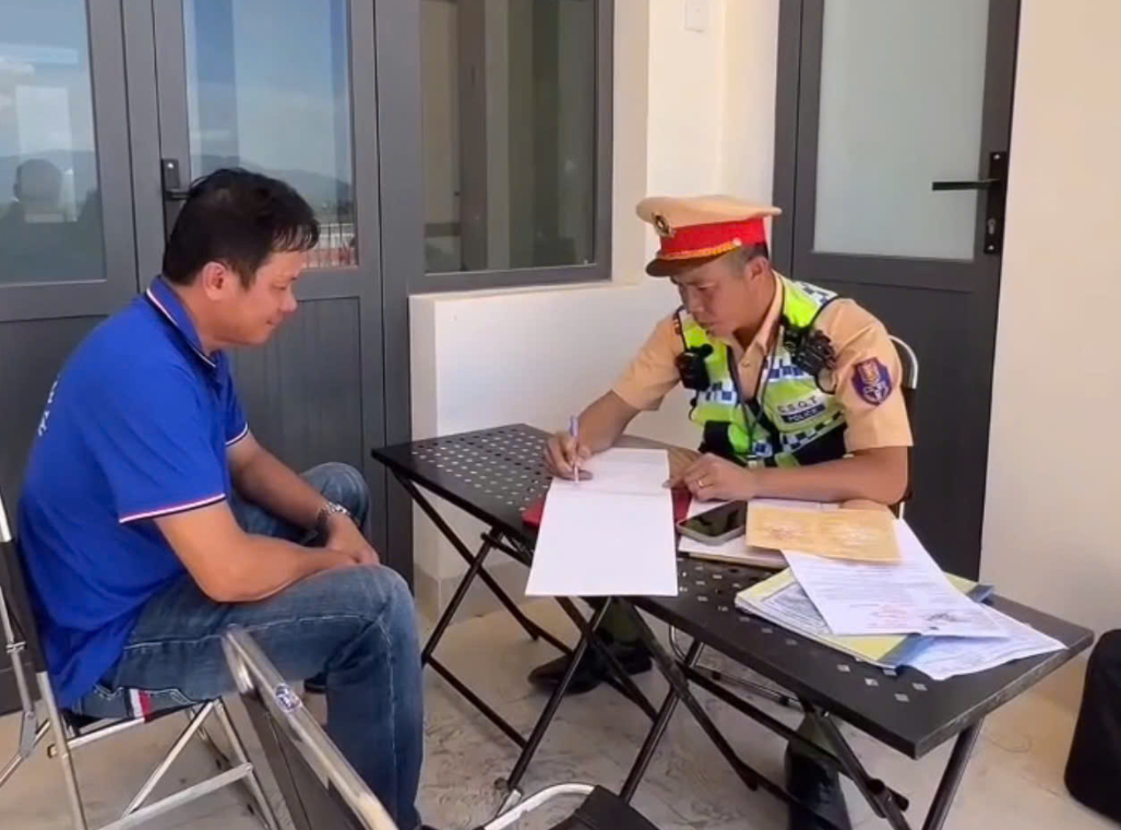 Hành khách nhắn tin báo, CSGT xử phạt xe khách 'nhồi nhét' thêm 6 người - Ảnh 1.