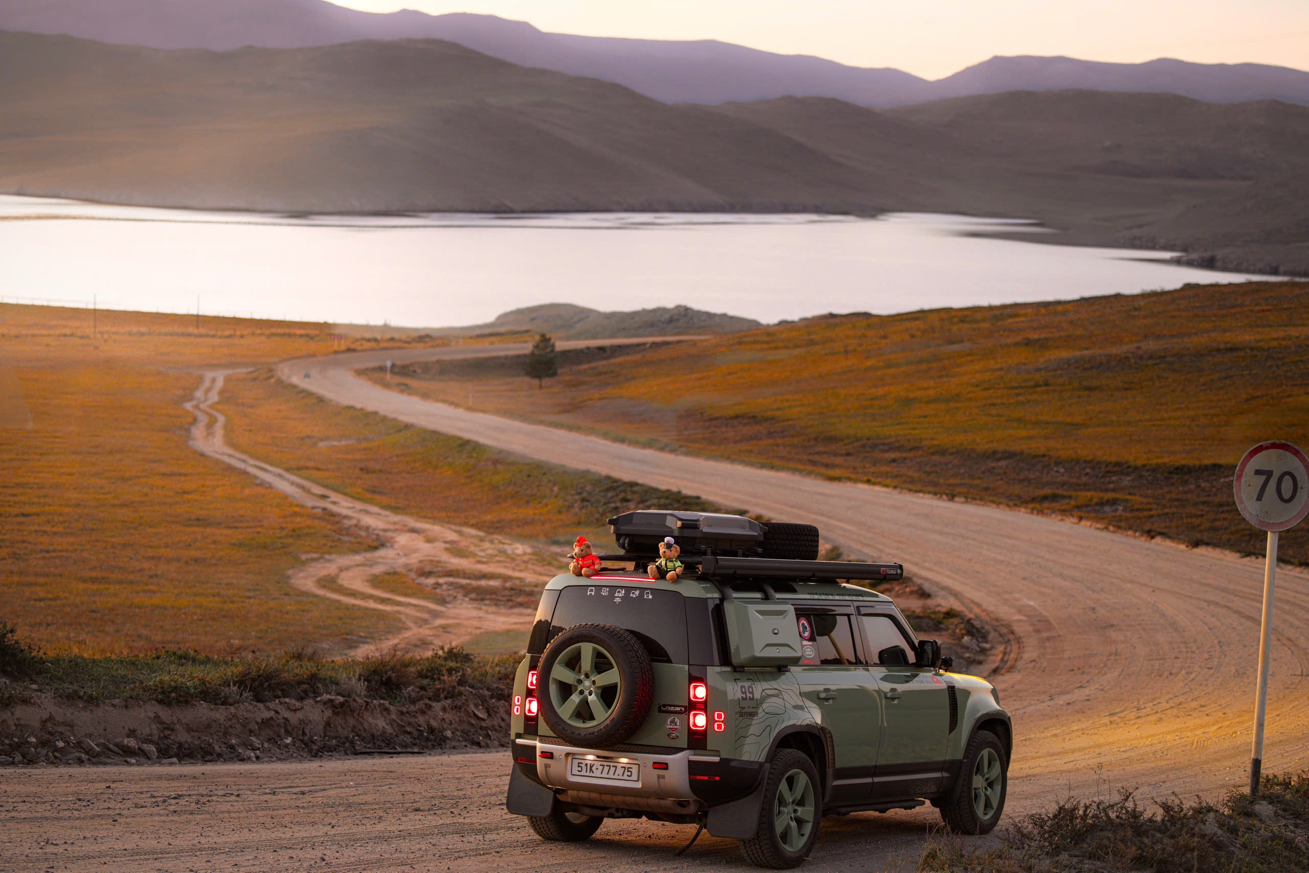 5 vạn dặm vòng quanh châu Á cùng Land Rover Defender: Hành trình tìm về bản ngã - Ảnh 1.