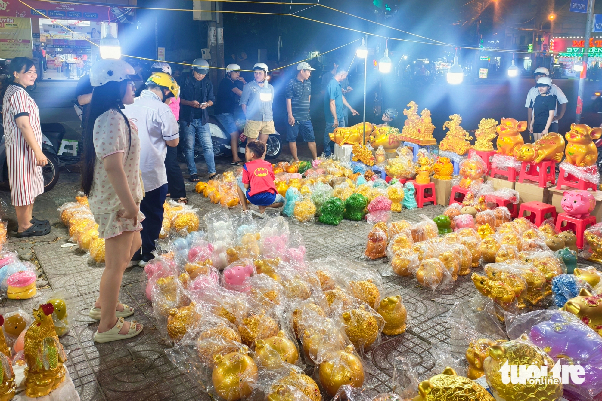 Heo đất bán chạy ngày vía Thần Tài, người dân 'nuôi heo' để sắm vàng 1 Heo đất bán chạy ngày vía Thần Tài, người dân 'nuôi heo' để sắm vàng - Ảnh 1.