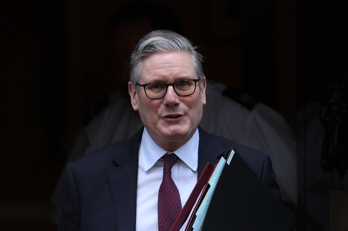 Thủ tướng Anh Keir Starmer rời văn phòng tại London ngày 4/2. Ảnh: AFP