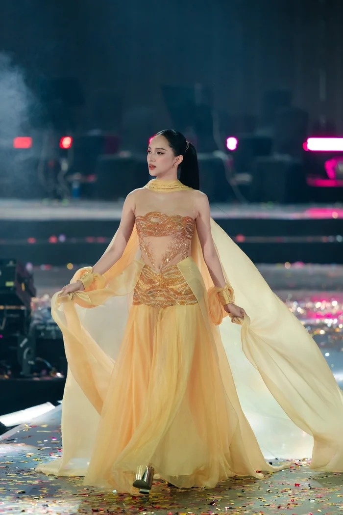 Hòa Minzy lên tiếng đính chính một chuyện liên quan đến Hương Giang