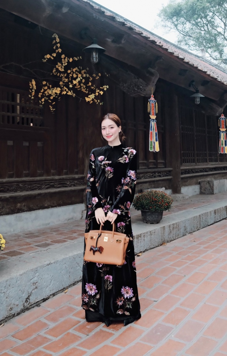 Đầu năm, Hòa Minzy về quê ở Bắc Ninh đón Tết Bính Ngọ cùng người thân. Khi du xuân, cô chọn áo dài họa tiết sắc màu, phối cùng túi hiệu Hermès Birkin.