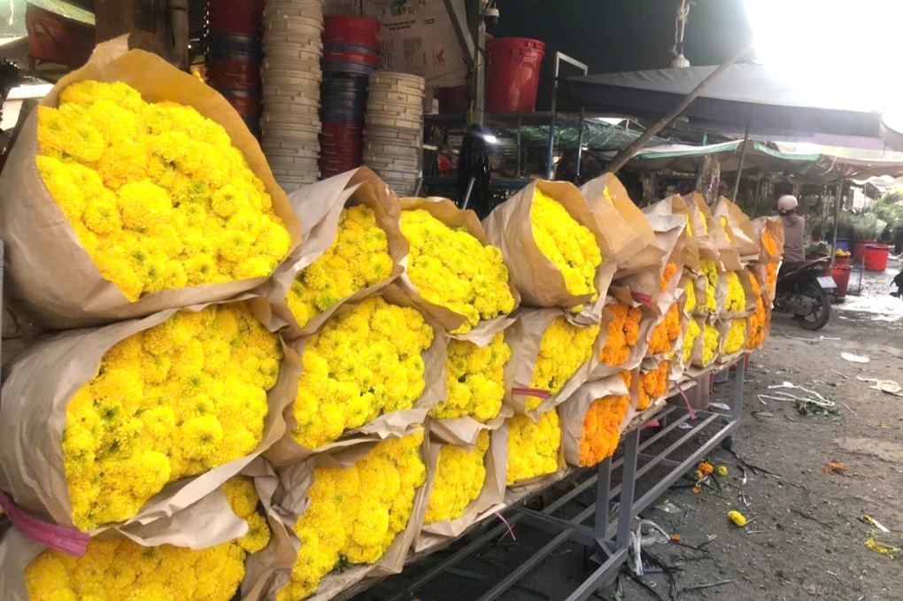 Hoa Tết ế ẩm, tiểu thương lướt điện thoại chờ khách, chủ vườn lan lo sốt vó - 1