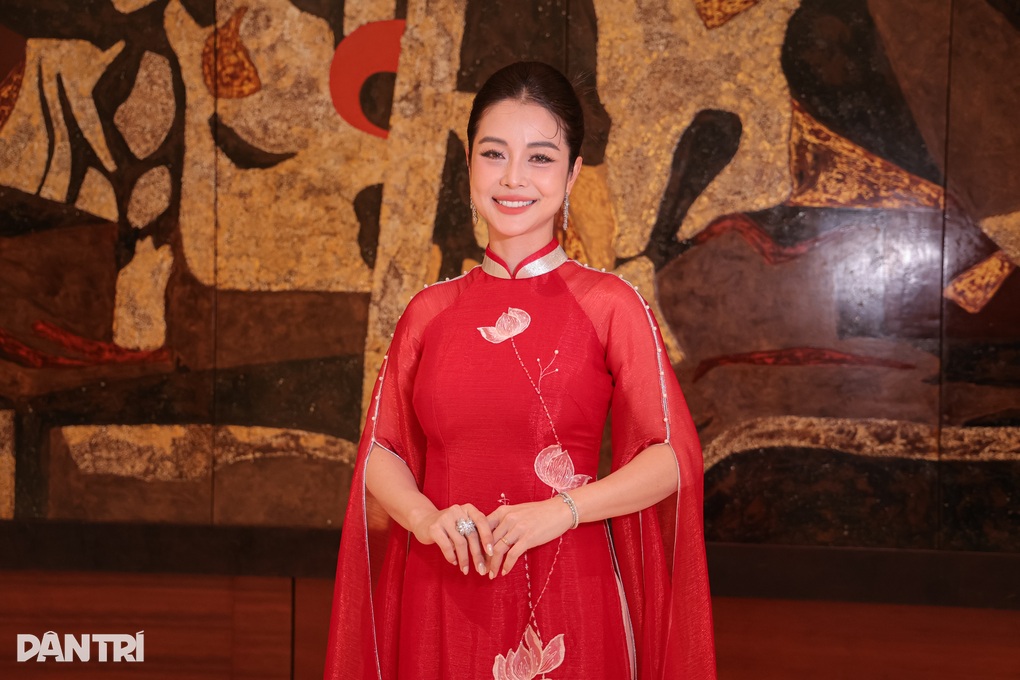 Hoa hậu Jennifer Phạm tuổi 41: Điều tôi kính nể ở chồng là sự khiêm tốn - 1