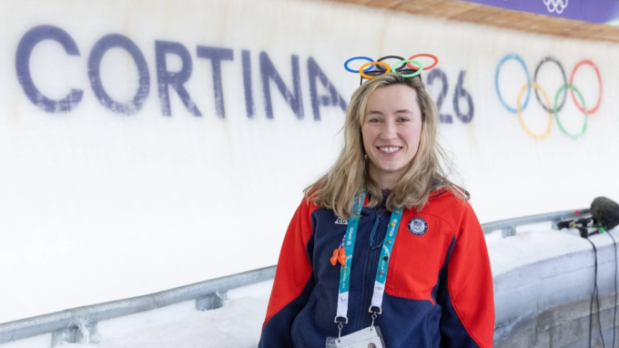 Sophia Kirkby chụp ảnh khi dự Olympic mùa Đông 2026. Ảnh: Imago