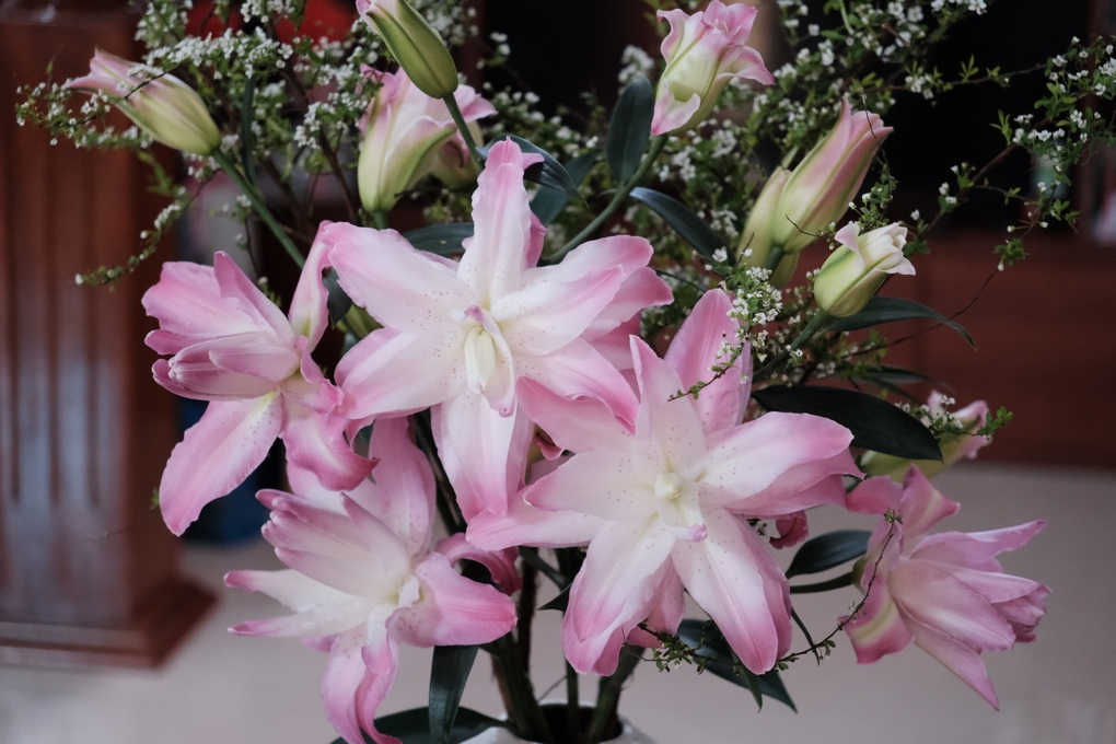 Hoa ly kép sốt giá cận Tết, chạm mốc 1,5 triệu đồng/bó - 1