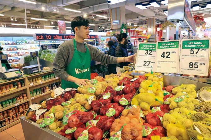 Nhân viên kiểm tra thực phẩm tại một quầy hàng. Ảnh: Winmart