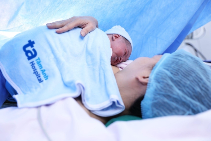 Chị Minh hạnh phúc đón con trai chào đời trước tết Bính Ngọ. Ảnh: Bệnh viện Đa khoa Tâm Anh