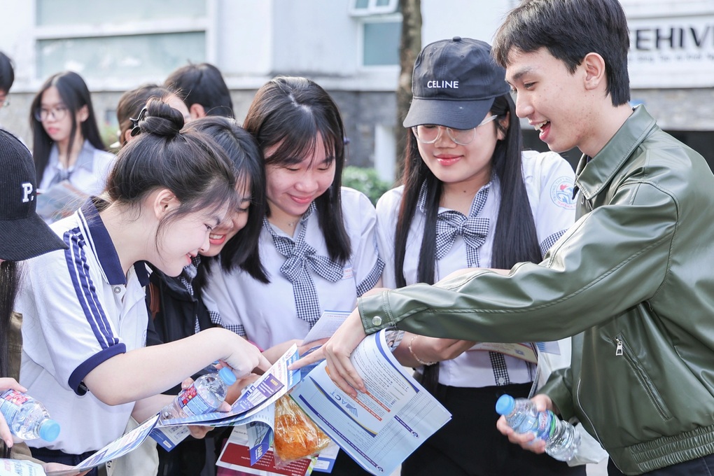 Học sinh lớp 10 có được dự thi đại học? - 1