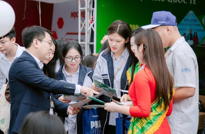 Học sinh được giảng viên Học viện Nông nghiệp Việt Nam tư vấn tuyển sinh, tháng 1/2026. Ảnh: Fanpage nhà trường