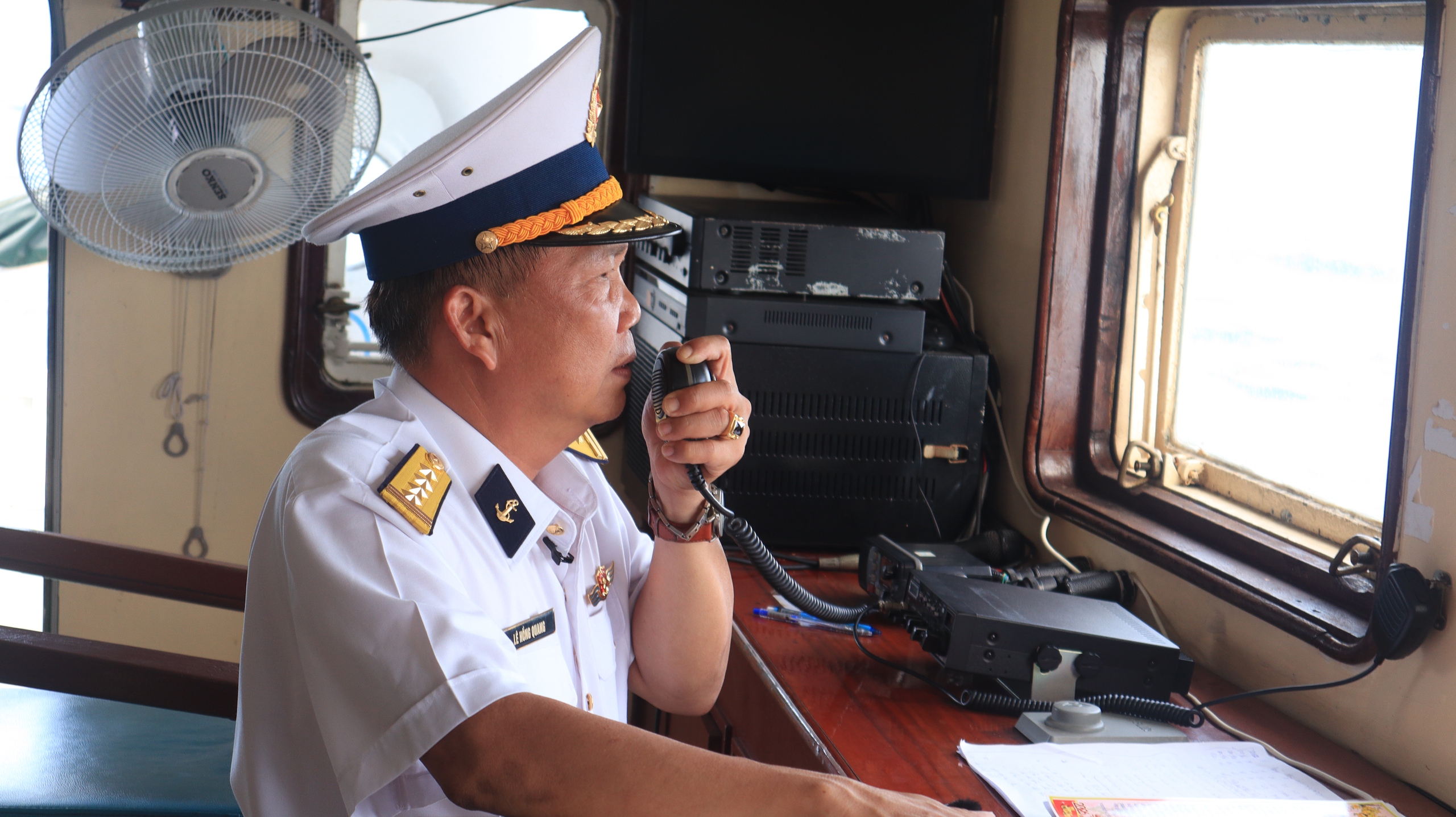 Chúc tết qua loa: Cột mốc sống vững vàng của người lính biển giữa trùng khơi - Ảnh 1.