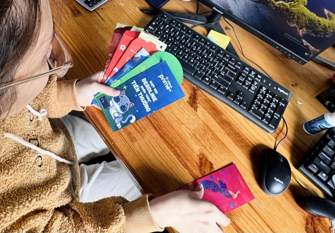 Nhàn phải chuẩn bị chi tiết từng bao lì xì trước khi về ăn Tết để không bị đánh giá là keo kiệt, lì xì không đủ ấm. Ảnh: Nhân vật cung cấp