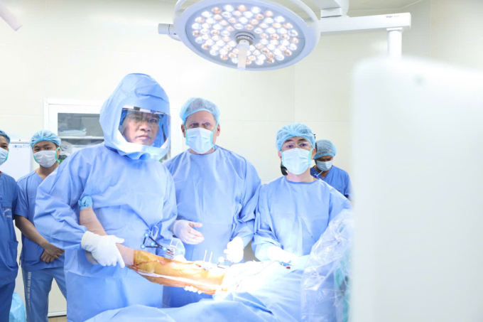 Bác sĩ đang sử dụng Robot CORI phẫu thuật cho bệnh nhân. Ảnh: Bệnh viện cung cấp