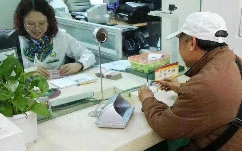 Khách hàng gửi tiết kiệm 7,8 tỷ đồng nhưng tài khoản bị đóng băng: Hơn 1 năm vẫn chưa đòi được tiền!- Ảnh 1.