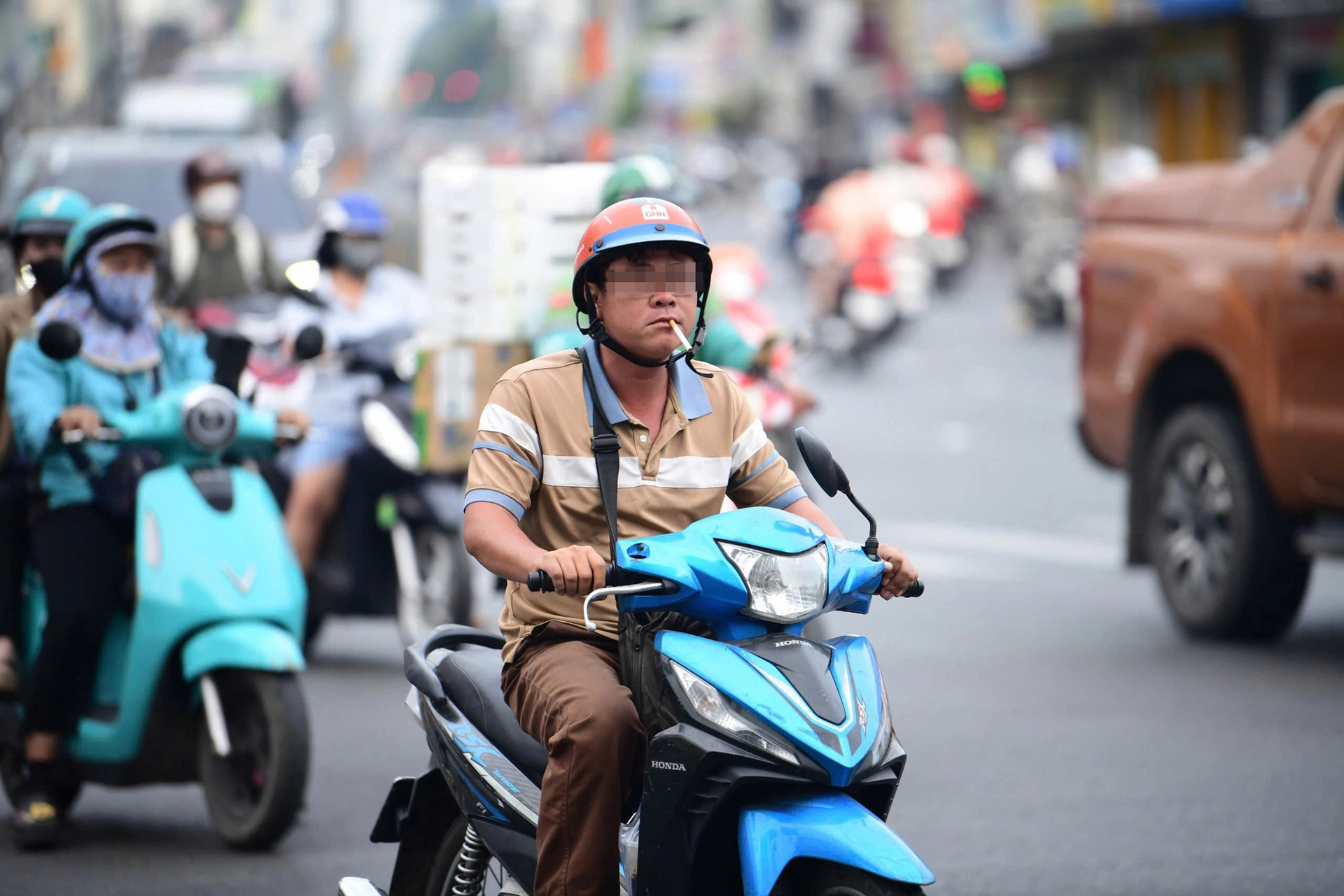 Hơn 10 năm có luật, khói thuốc vẫn len lỏi nhiều nơi, nên cấm luôn hút thuốc khi chạy xe trên đường? - Ảnh 1.