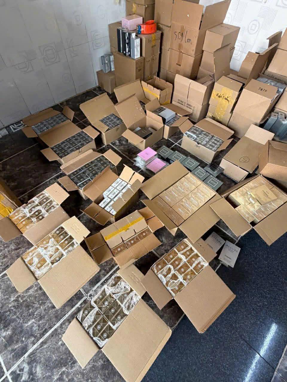 Triệt phá đường dây nước hoa giả khủng tại TP.HCM: Hơn 10.000 chai tuồn ra thị trường, trị giá tới 10 tỷ đồng- Ảnh 1.