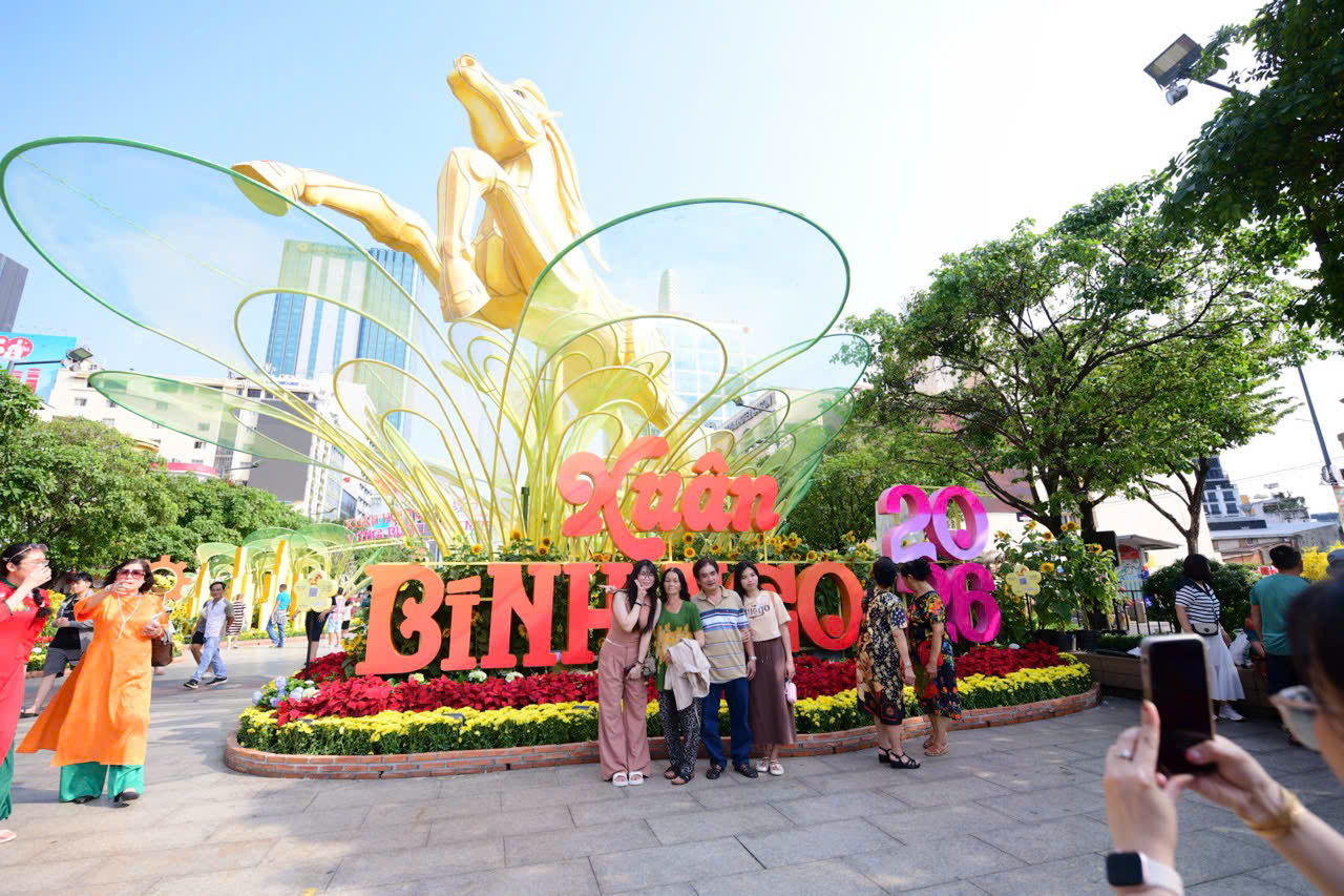 Hơn 1,8 triệu lượt khách tham quan, thưởng lãm Đường hoa Nguyễn Huệ 2026 - Ảnh 1.