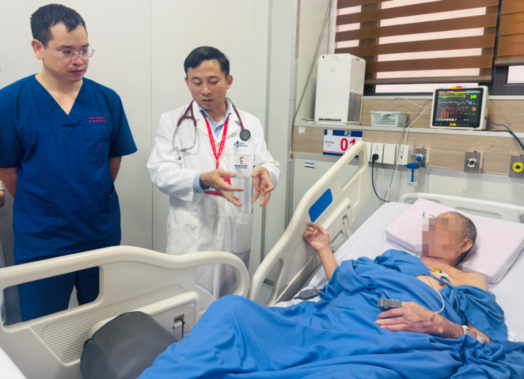 Hơn 20 năm đưa ra những quyết định sinh tử của vị bác sĩ tuổi Ngựa 3 PGS Hoàng Bùi Hải chia sẻ với đồng nghiệp về tình huống trong cấp cứu. Ảnh: Phương Thúy.