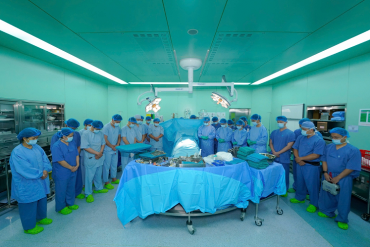 Một phút mặc niệm trước giờ phẫu thuật, cả ê-kíp cúi đầu tri ân người hiến. Ảnh: BVCC.