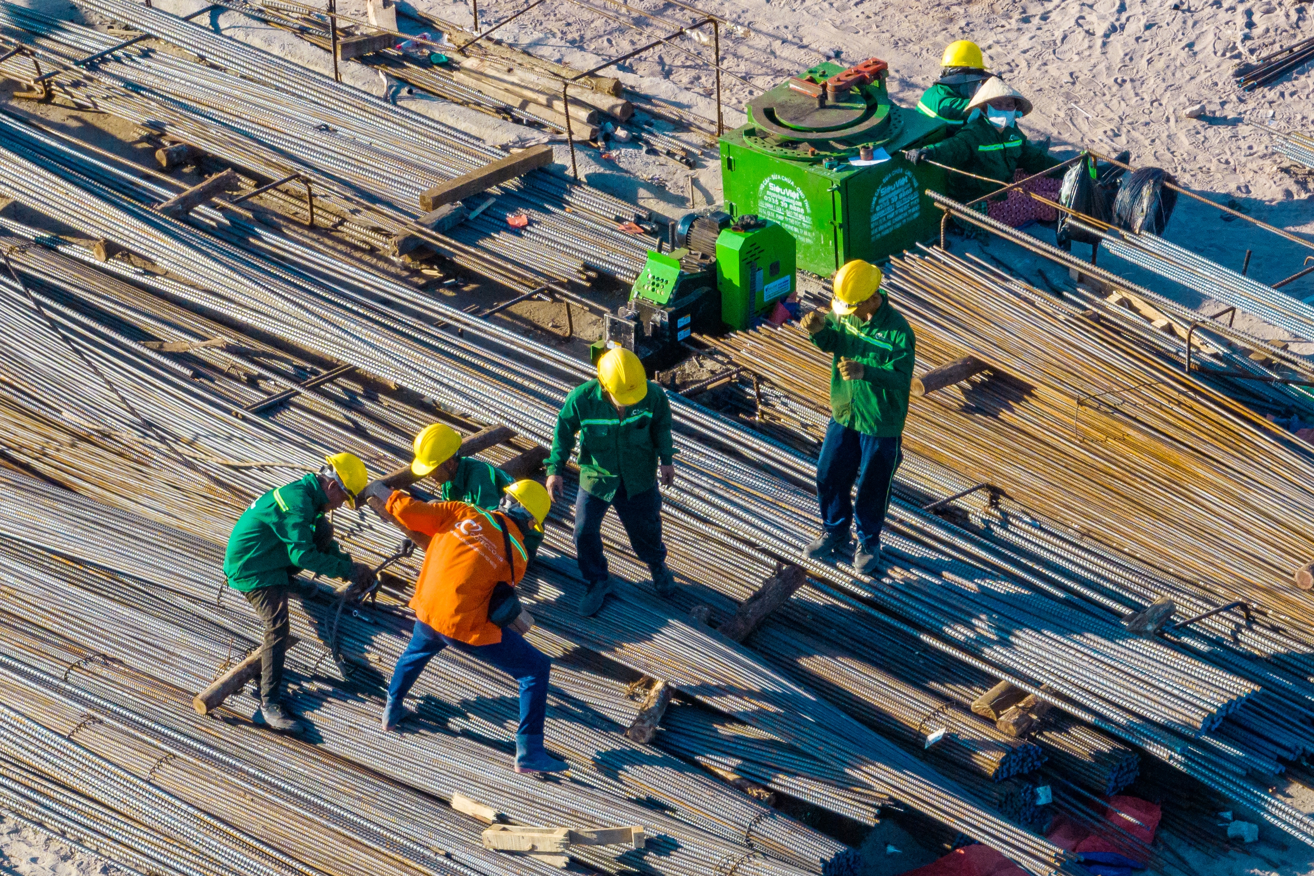 Hơn 2.600 công nhân làm việc xuyên tết tại các công trình APEC 2027 - Ảnh 1.