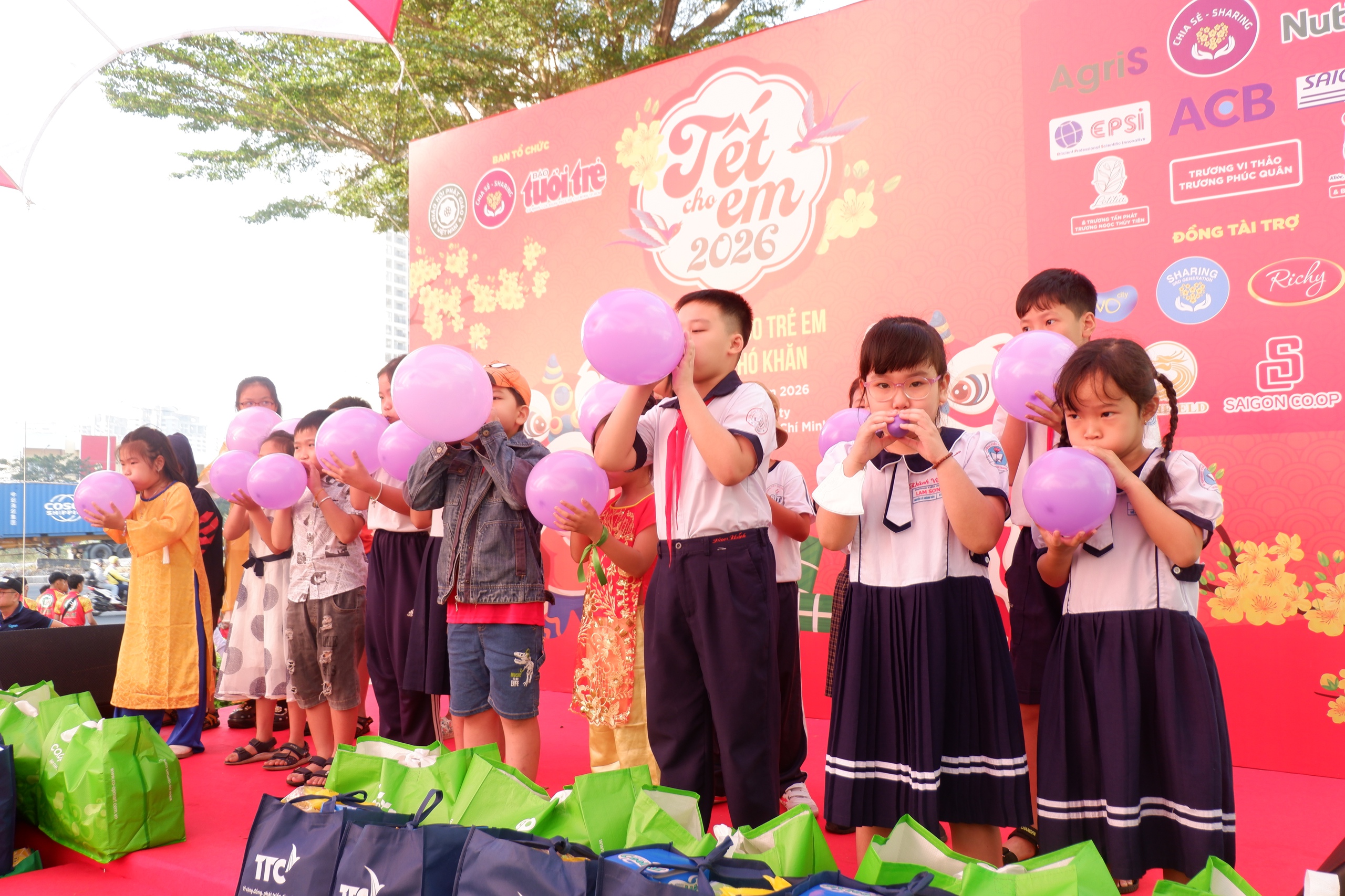 Hơn 4 tỉ đồng chăm lo cho trẻ em khó khăn tại chương trình 'Tết cho em' năm 2026 - Ảnh 1.