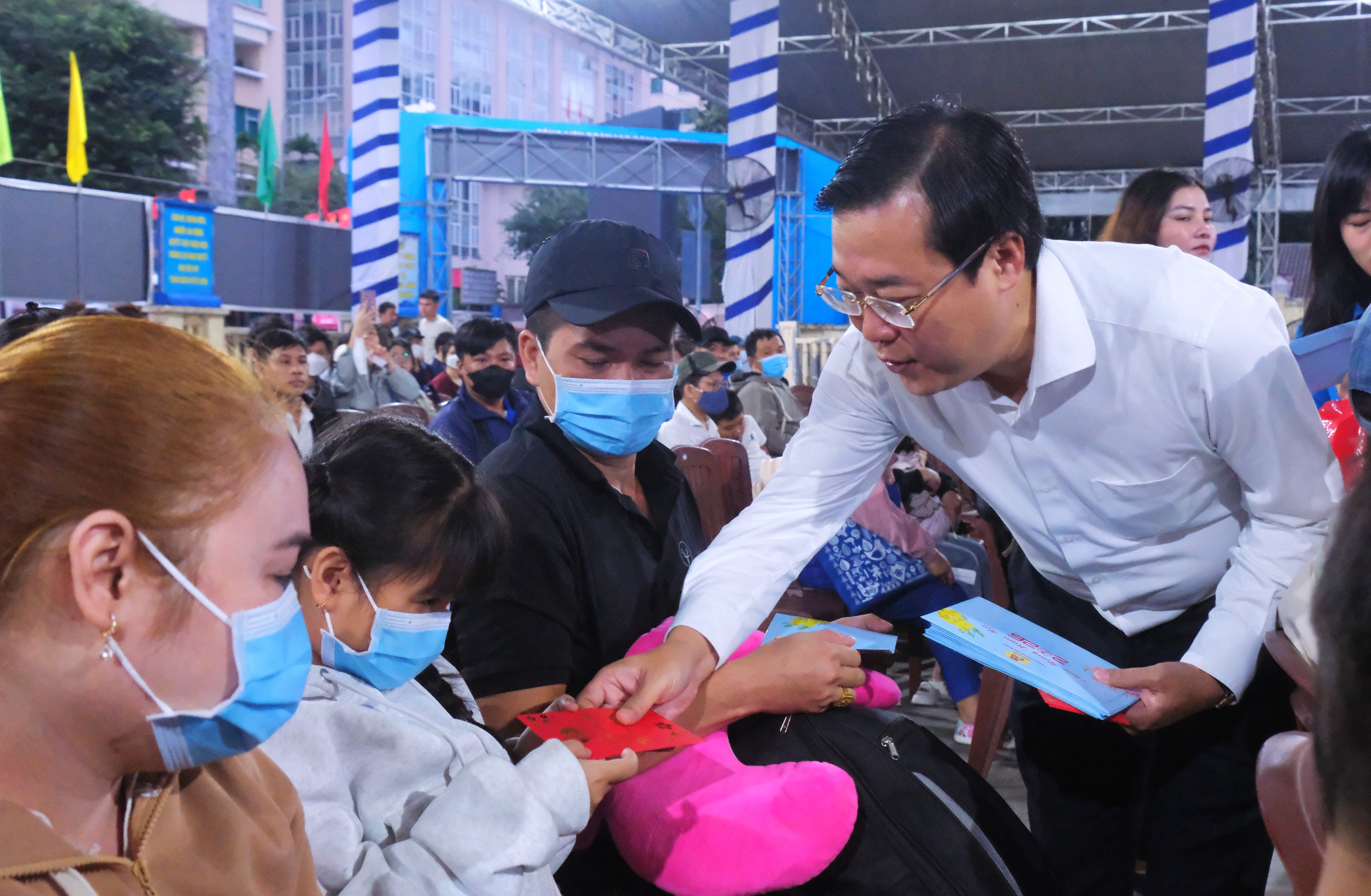 Hơn 8.000 người lao động về quê ăn Tết trên những chuyến tàu xe miễn phí - Ảnh 1.