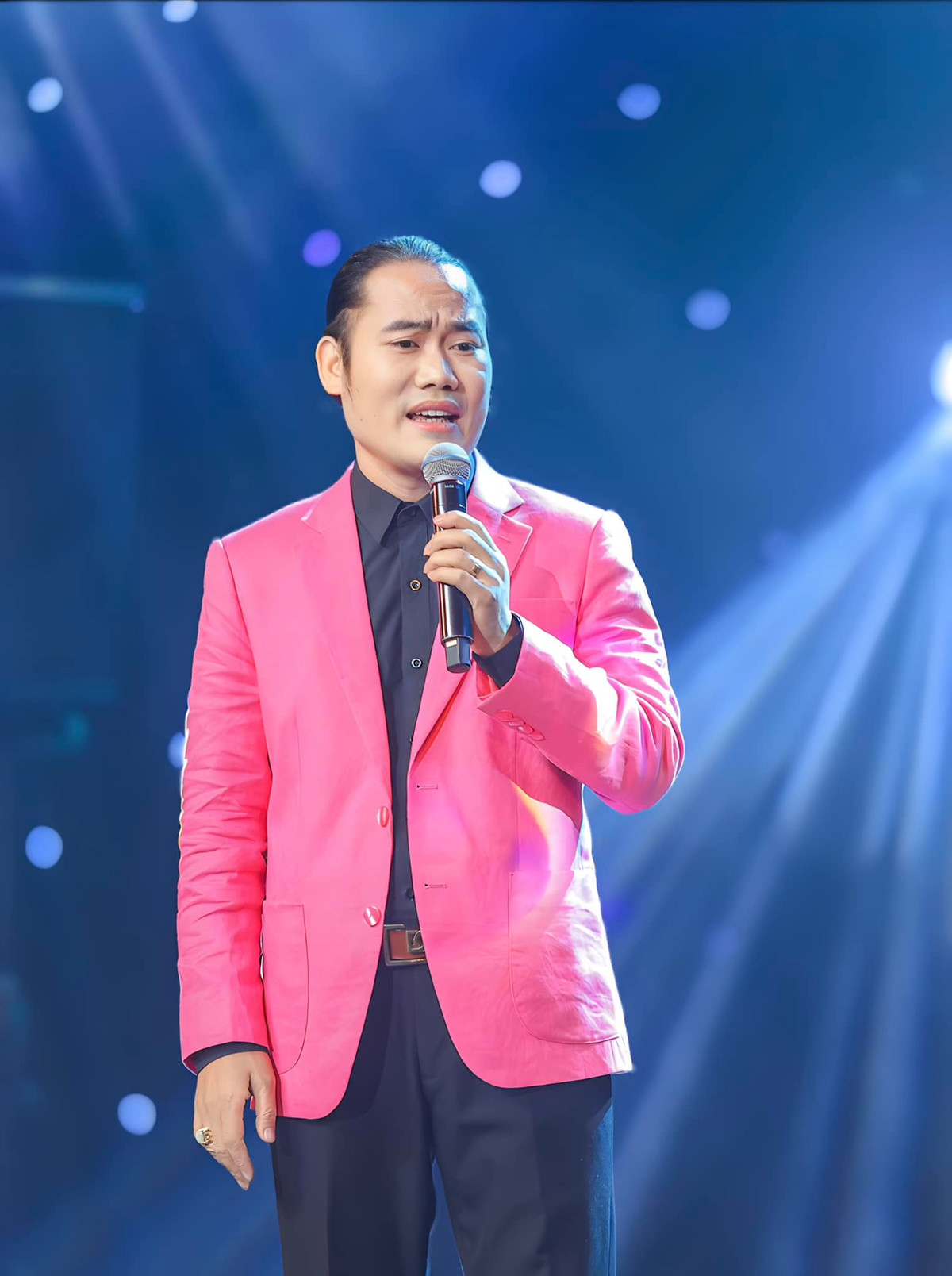 Nam nghệ sĩ sở hữu 2 Việt phủ dát vàng: Hôn nhân viên mãn bên vợ đẹp và 5 con- Ảnh 1. Nam nghệ sĩ sở hữu 2 Việt phủ dát vàng: Hôn nhân viên mãn bên vợ đẹp và 5 con- Ảnh 1.