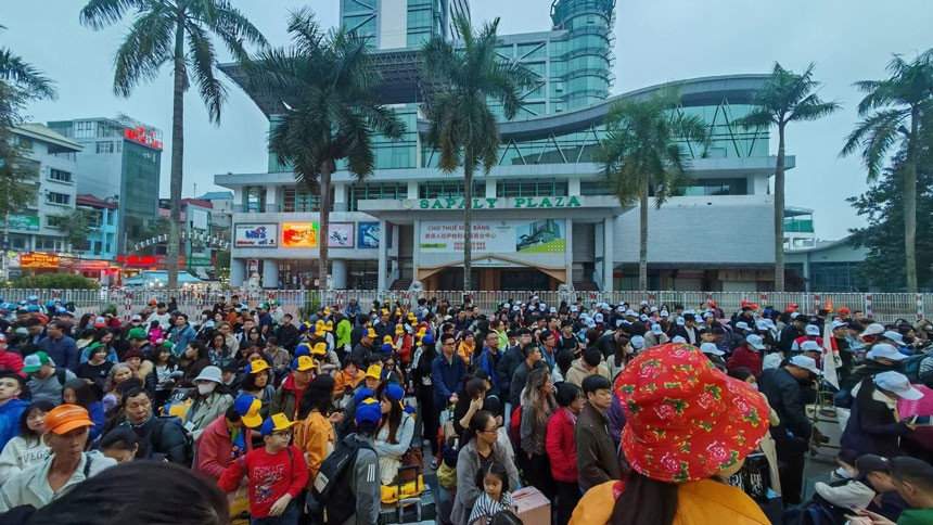 Du lịch Tết: Hơn nửa triệu khách đến Hà Nội, Ninh Bình thu 2.000 tỷ, Lào Cai đông nghịt- Ảnh 2.