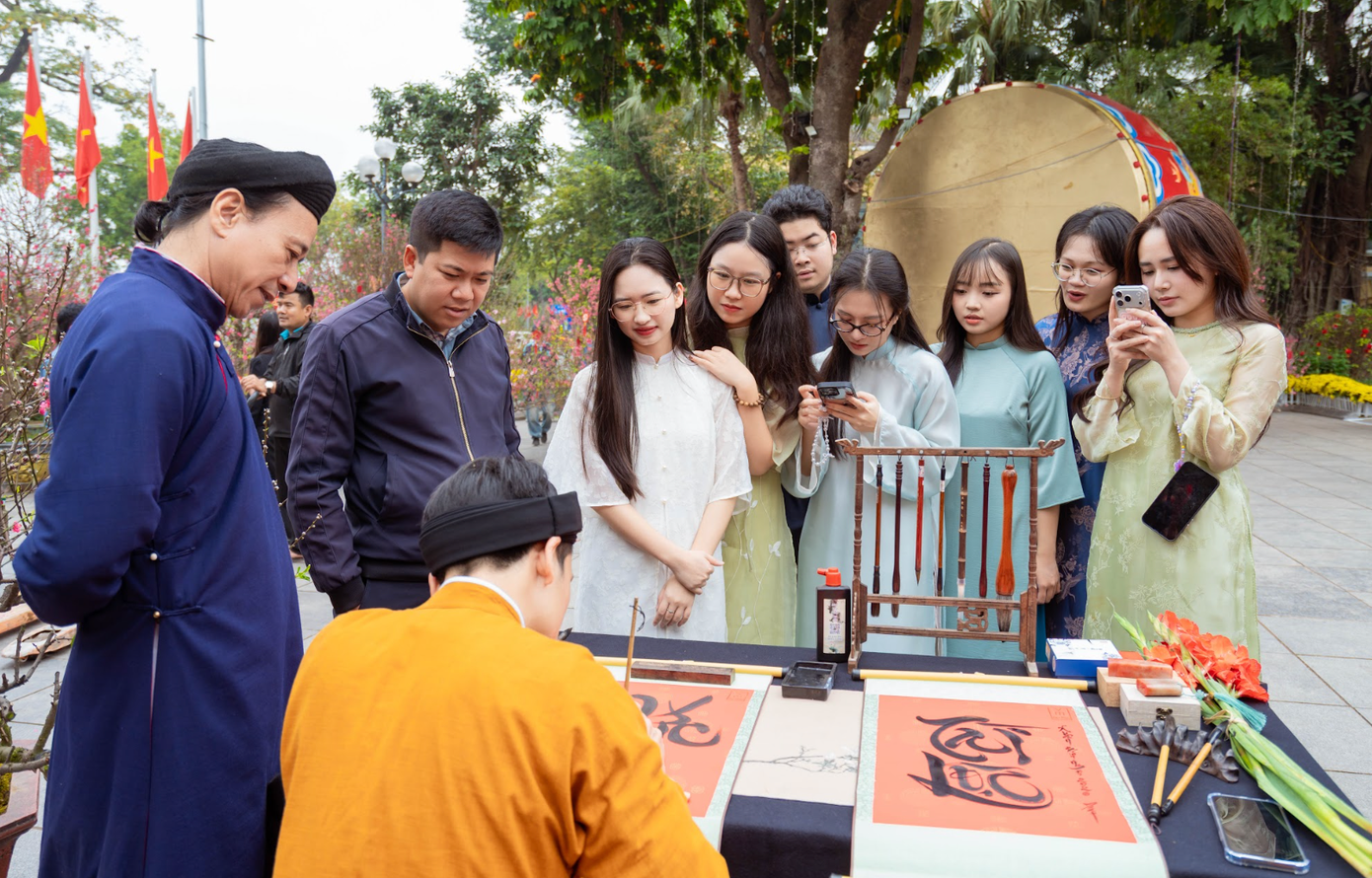 Du lịch Tết: Hơn nửa triệu khách đến Hà Nội, Ninh Bình thu 2.000 tỷ, Lào Cai đông nghịt- Ảnh 1.