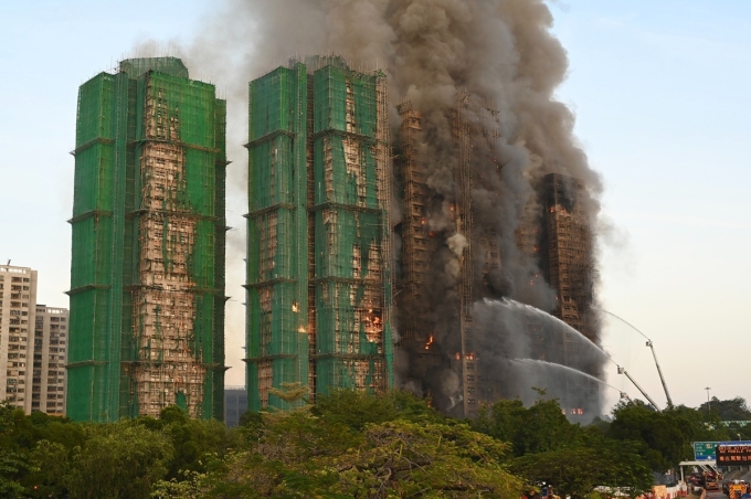 Lửa và khói bốc lên ở cụm chung cư Wang Fuk Court, Hong Kong tháng 11/2025. Ảnh: Reuters