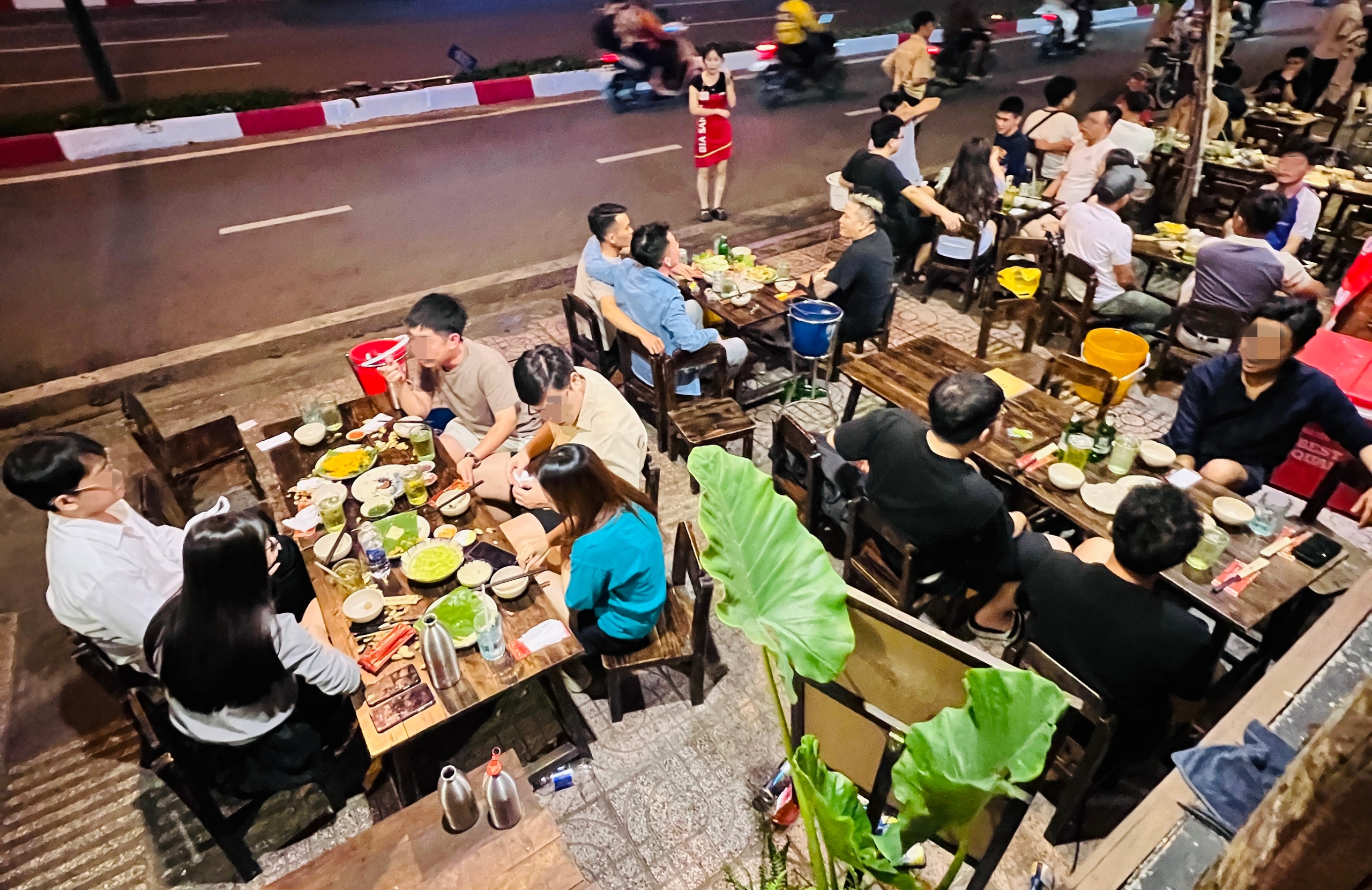 Họp mặt du xuân cùng nhóm bạn, chia tiền trả cho khoẻ hay giành nhau trả? 1 Họp mặt du xuân cùng nhóm bạn, chia tiền trả cho khoẻ hay giành nhau trả? - Ảnh 1.