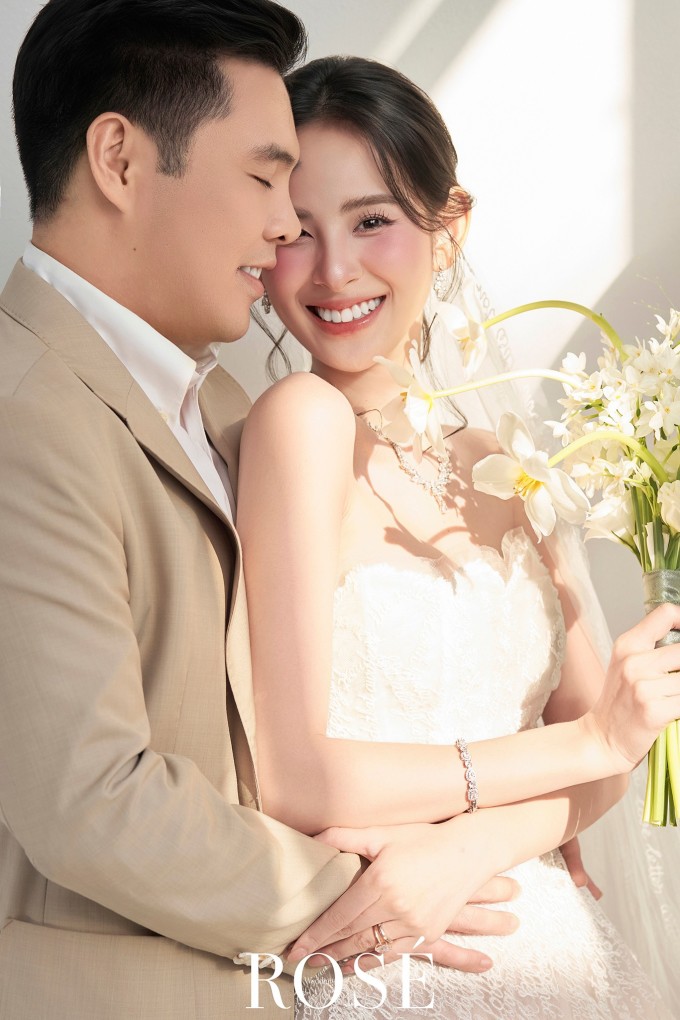 Hương Liên: Vợ chồng tôi muốn sinh con năm Bính Ngọ 1 Hương Liên tận hưởng cái Tết đầu bên chồng. Ảnh: NVCC