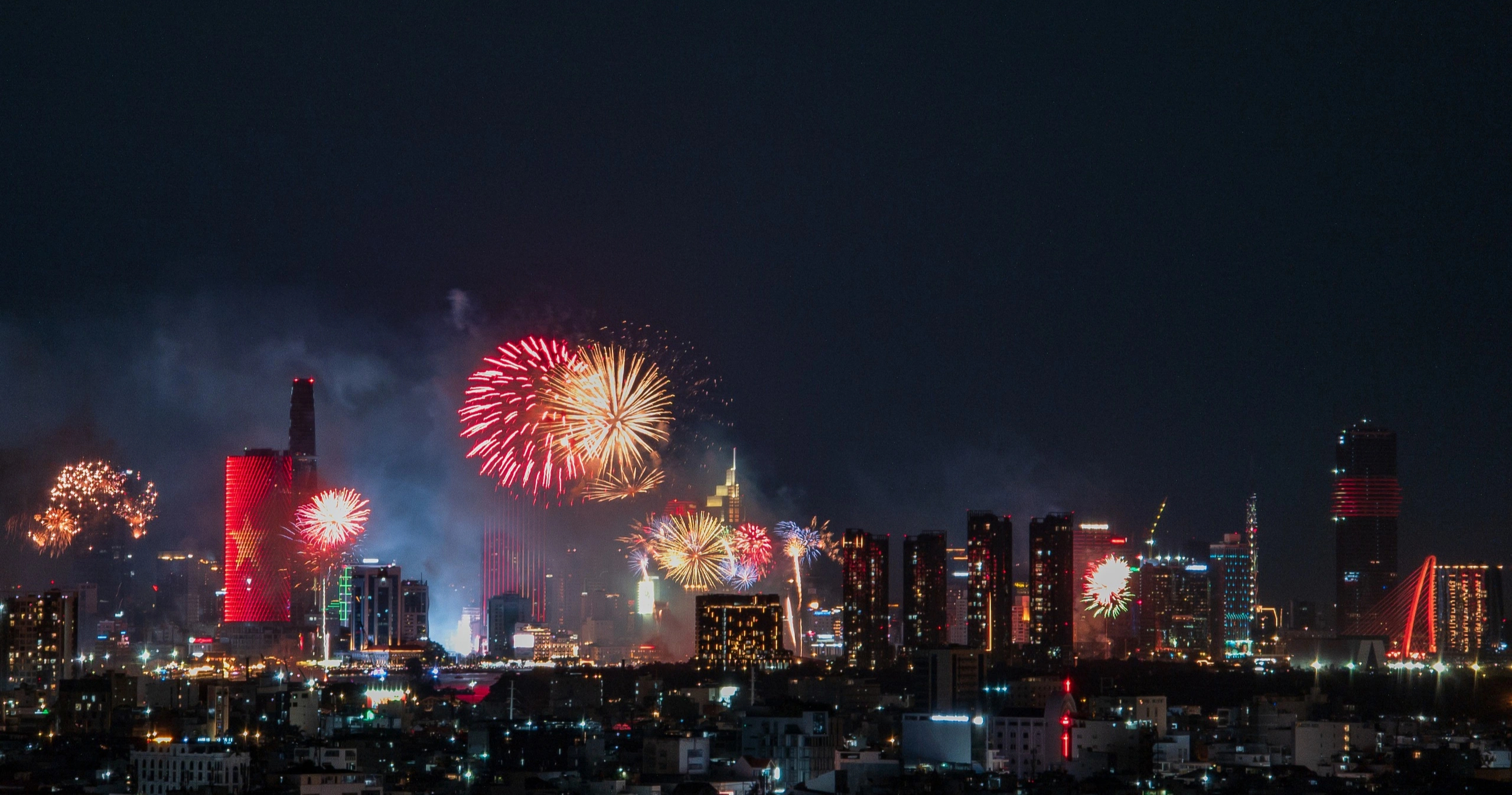 Hướng dẫn chụp pháo hoa đêm giao thừa bằng máy ảnh và điện thoại - Ảnh 3.