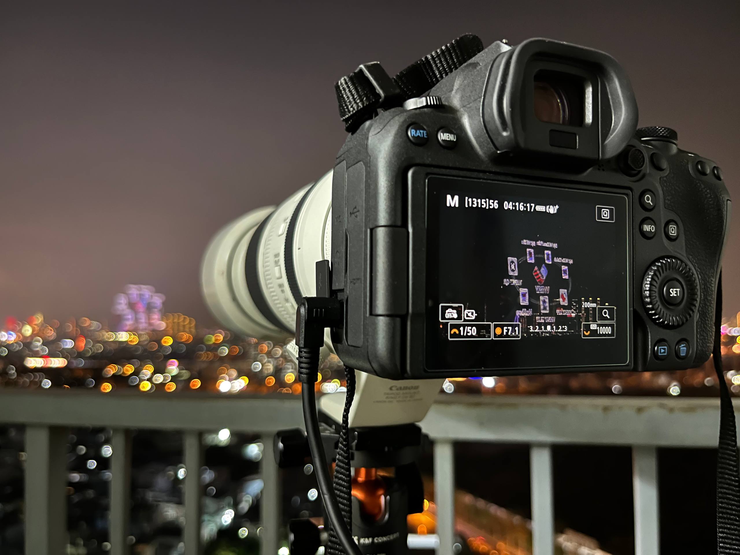 Hướng dẫn chụp pháo hoa đêm giao thừa bằng máy ảnh và điện thoại - Ảnh 1.