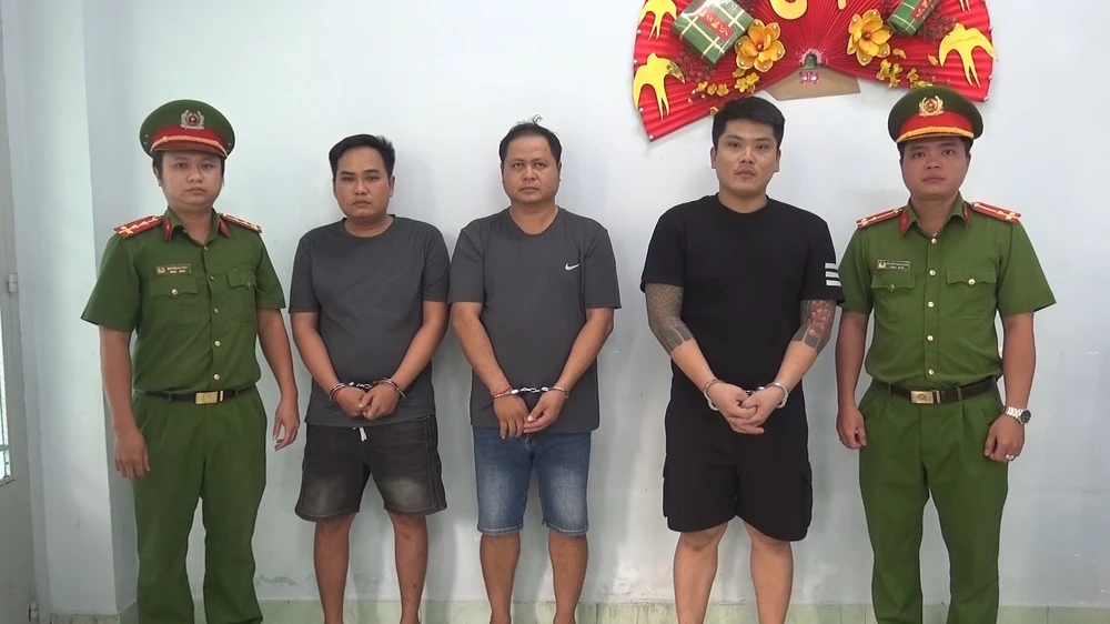 Huỳnh Cao Cường (áo đen, bên phải) và những người liên quan đã bị Công an TP.HCM bắt tạm giam. Ảnh: CA huynh-cao-cuong-duc-nang-thang-so-va-chieu-tro-kinh-doanh-tren-su-tuyet-vong-cua-dong-bao (2).jpg