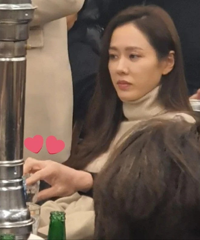 Hot nhất mùng 1 Tết: Hyun Bin hóa anh hùng cứu vợ giữa sự kiện- Ảnh 1. Hot nhất mùng 1 Tết: Hyun Bin hóa anh hùng cứu vợ giữa sự kiện- Ảnh 1.