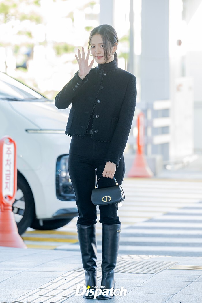 Jisoo gợi ý 4 cách mặc quần dài tôn dáng cho người có chiều cao khiêm tốn như cô ấy- Ảnh 1. Jisoo gợi ý 4 cách mặc quần dài tôn dáng cho người có chiều cao khiêm tốn như cô ấy- Ảnh 1.