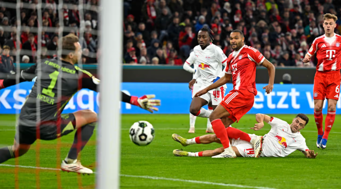 Christoph Baumgartner (áo trắng) bị khước từ bàn do lỗi việt vị, trong trận Leipzig thua Bayern 0-2 ở tứ kết Cup Quốc gia Đức trên sân Allianz, Munich, Đức ngày 11/2/2026. Ảnh: Imago