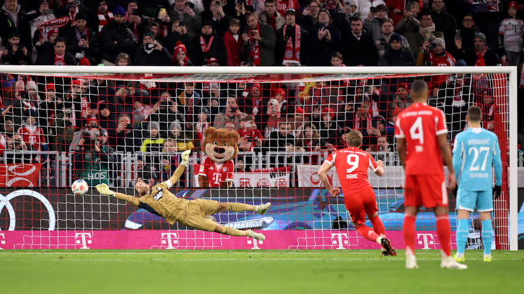 Kane ghi cu dup phat den cho Bayern